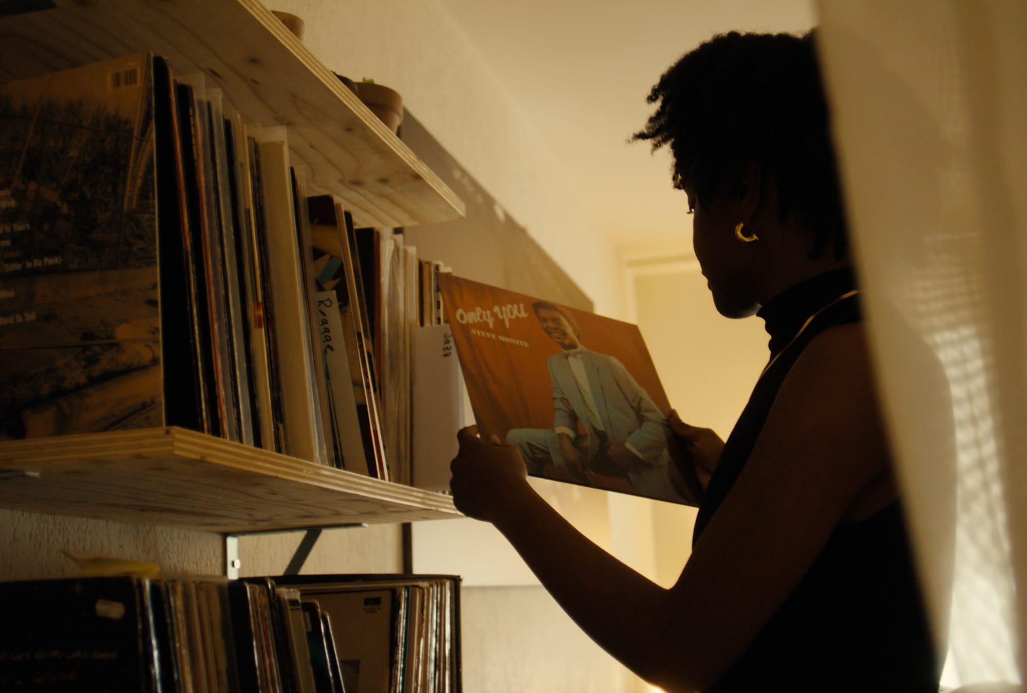 It's all about the records: snapshot from the portrait of Tina Mira. 